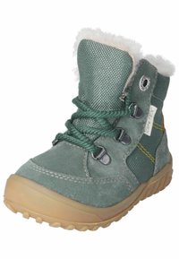 Botín infantil verde hecho de ante y tejido texturizado, que cuenta con un suave cuello de pelo, cierre de cordones y suela de goma con agarre.