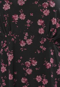 Abito in tessuto nero con motivo floreale nelle tonalità di rosa, con dettagli arricciati sul petto per un tocco di texture e design.