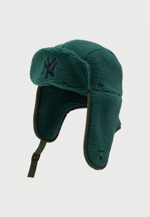 Chapeau en polaire vert canard avec des protège-oreilles et logo NY brodé en noir à l'avant, doté d'une sangle de menton ajustable.