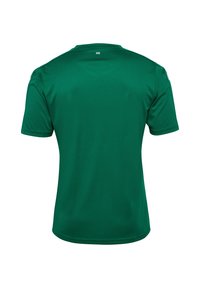 Groene shirt met korte mouwen van glad, vochtafvoerend materiaal. Heeft een ronde hals en een logo boven de achterkant van de halslijn.