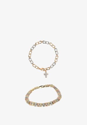 Twee armbanden: één met schakels in goud- en zilvertinten met een klein kristallen kruisje als hanger, de ander een meerkleurige, getextureerde band.