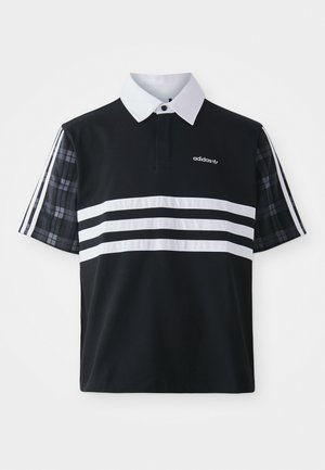 Mustas polo-särk, millel on valged triibud ja logo; lühikesed särkplaidid ning valge krae, millel on nööbivöö.