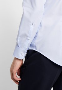 Seidensticker BUTTON DOWN SLIM FIT - Camicia elegante - light blue