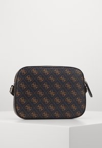 Borsa a tracolla rettangolare in pelle scura, con stampa monogramma oro su tutta la superficie, chiusura con zip e tracolla regolabile.