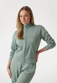 Guess REGULAR FIT - Felpa con zip - grün