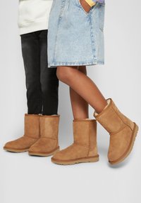 UGG - CLASSIC II UNISEX - Støvletter - chestnut Miniatyrbilde 1