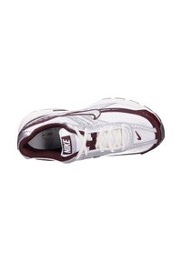 Zapatillas Nike con parte superior de malla blanca, acentos en burdeos y suela texturizada. Presentan cordones con un logo en la lengüeta. Diseño atlético clásico.