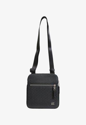 Quadratische schwarze synthetische Tasche mit gewobener Textur, einer vorderen Reißverschlusstasche, verstellbarem Tragegurt und einem silbernen Akzent mit "AX"-Markenlogo.
