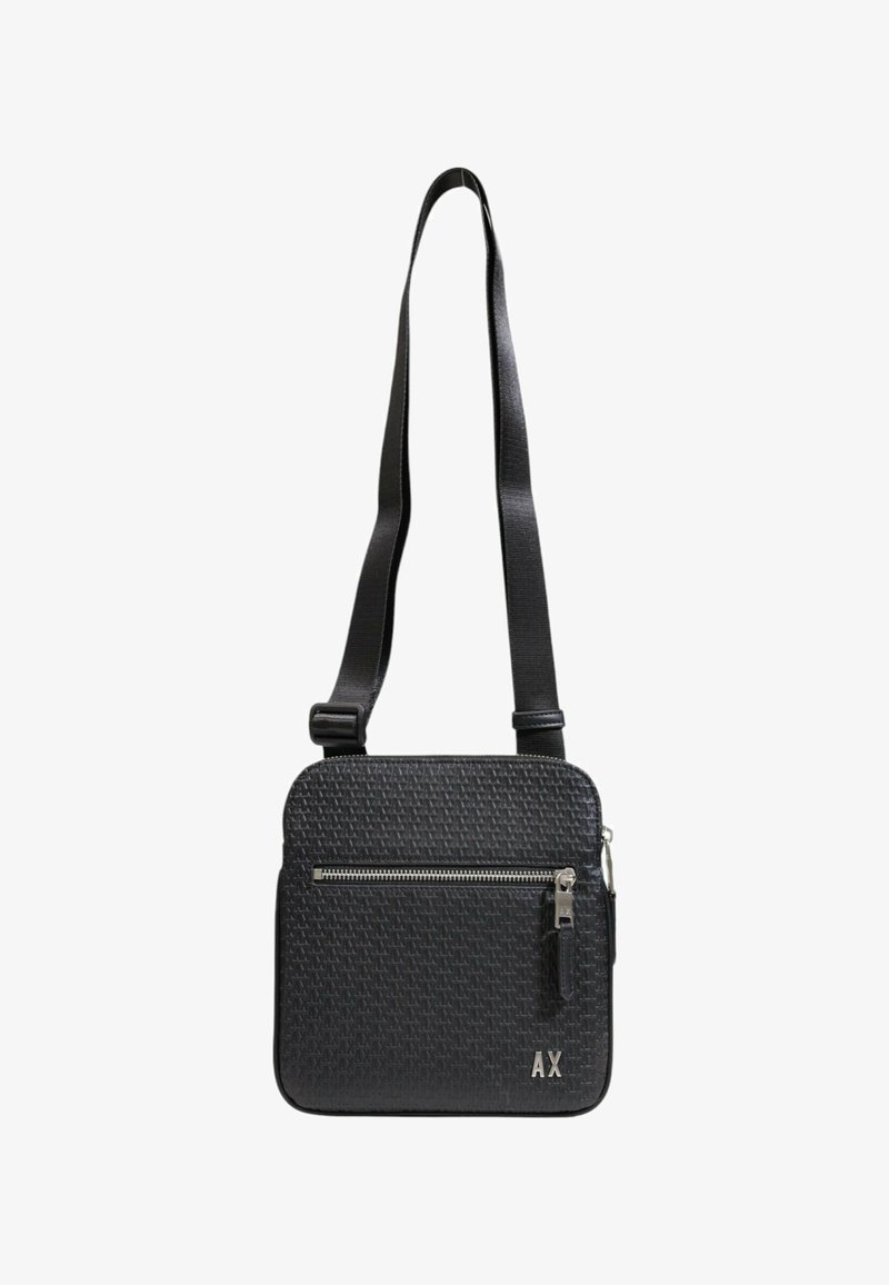Borsa nera sintetica quadrata con texture intrecciata, tasca frontale con zip, tracolla regolabile e un accento argentato con il marchio "AX".