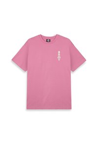 Camiseta de algodón rosa con mangas cortas, cuello redondo y un estampado gráfico de "G R A Y" en blanco en el lado izquierdo. Textura suave.