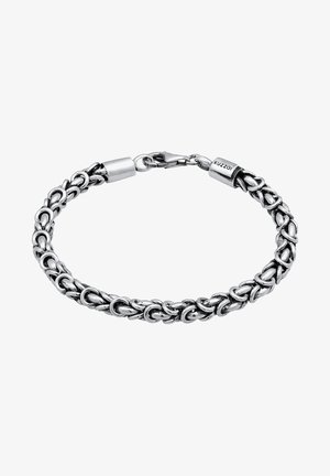 Bracciale in argento con maglie ovale intrecciate, finitura lucida e chiusura a moschettone, con un accento brandizzato vicino alla chiusura.