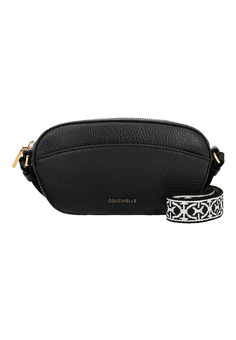 Schwarze Leder-Crossbody-Tasche mit strukturiertem Finish, Reißverschluss und goldenen Beschlägen; verfügt über einen gemusterten Trageriemen in Schwarz und Weiß.