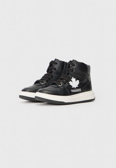 Svart høye sneakers laget av lær med en hvit lønneblad-logo og "DSQUARED2"-tekst. Har perforert tåboks og teksturert gummisåle.
