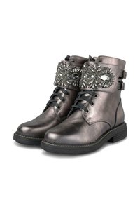 Botas metálicas grises hasta el tobillo con un acabado texturizado, adornadas con una hebilla y cuentas decorativas en la parte superior, con cordones negros y un tacón bajo.