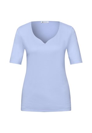 Hellblaues Kurzarmhemd mit einem dezenten V-förmigen Ausschnitt, glattem Stoff und figurbetonter Silhouette.