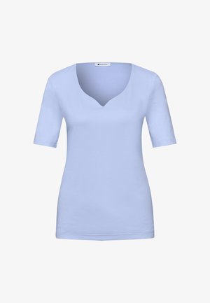 Hellblaues Kurzarmhemd mit einem dezenten V-förmigen Ausschnitt, glattem Stoff und figurbetonter Silhouette.