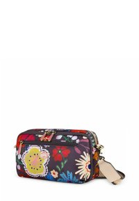 Borsa di stoffa compatta con un motivo floreale scuro, scomparti con zip, hardware in tonalità oro e una tracolla removibile.