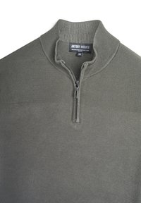 Olivegrüner gestrickter Pullover mit geripptem Stehkragen und kurzem Reißverschluss, Größe M, schlanker Schnitt, Markenlabel im Kragen.