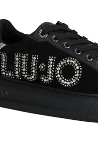 Sneaker in suede nero con decorazioni di strass che formano la scritta "LIU·JO." Presenta lacci neri, una suola in gomma e una texture liscia.