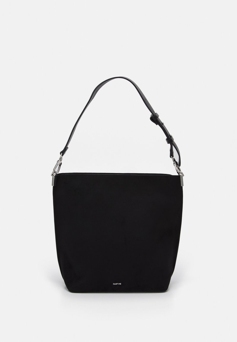 Borsa nera con una texture liscia e opaca, dotata di una sola tracolla regolabile e di un design minimalista. Presenta dettagli in tono argento.