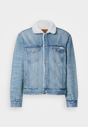 Lyseblå denimjakke med krage i hvit sherpa, frontknapper, to brystlommer og standard mansjetter. Har en klassisk passform.