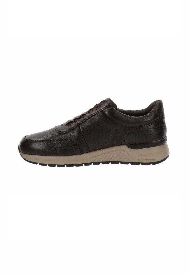 Sneaker in pelle marrone con una superficie liscia, punta arrotondata, design con lacci e suola beige a contrasto con un sottile motivo di presa.
