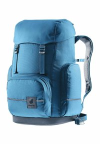 Mochila de tela azul con compartimentos acolchados, correas ajustables, bolsillo frontal y acentos de malla. Presenta el logo de la marca en la parte delantera.