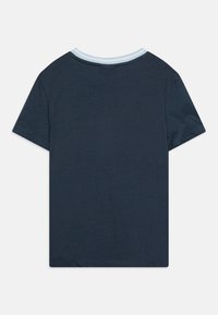 T-shirt à manches courtes bleu marine en coton, avec un col côtelé bleu clair et une texture simple et lisse.