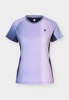 HYPERCOURT VERTICAL TEE - T-shirt imprimé - navy/neon purple