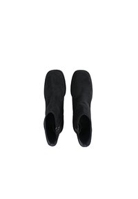 Schwarze Wildleder-Ankle Boots mit glatter Textur, quadratischer Spitze und seitlichem Reißverschluss, die ein einfaches und schlankes Design aufweisen.