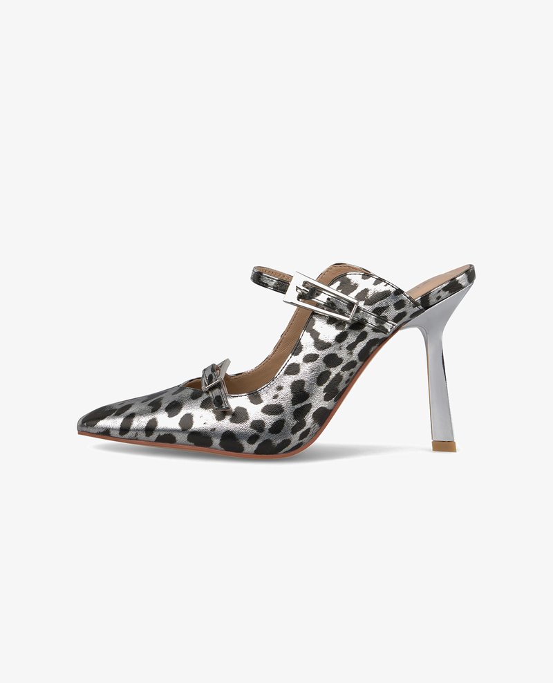 Zapato de tacón alto con punta afilada en plateado metálico con manchas de leopardo negras, que presenta una correa de doble hebilla y un elegante tacón cromado.