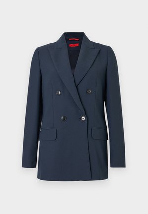Marineblå dobbeltradet blazer med hakkede slag, fire svarte knapper og frontlommer med klaff, uten synlig bærer eller bakgrunnsdetaljer.