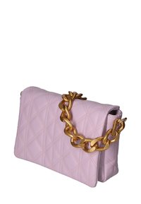 Borsa a tracolla in pelle trapuntata rosa con forma rettangolare; presenta una catena dorata spessa per la tracolla e cuciture a motivo diamante.