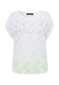 Witte top met korte mouwen en een ronde halslijn, voorzien van groene en grijze cirkelpatronen en de tekst "FASHION" in rhinestones.