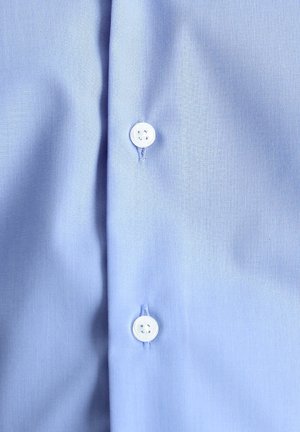 Camisa de tela azul claro con una textura suave, que presenta una tapeta vertical y dos botones blancos en el frente.