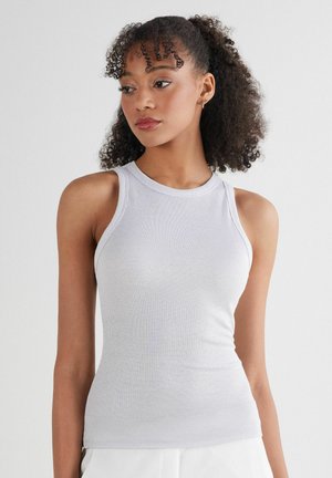 Lichtgrijze geribde tanktop met een ronde halslijn en smalle schouderbandjes. De stof heeft een gladde textuur en een aansluitend ontwerp.