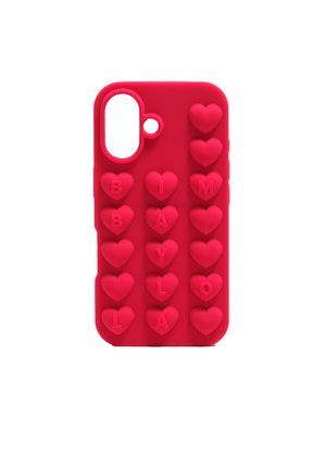 Funda de teléfono de silicona rosa con formas de corazones en relieve y letras en relieve que dicen "BIMBAYLOLA". Corte para acceso a la cámara y botones.
