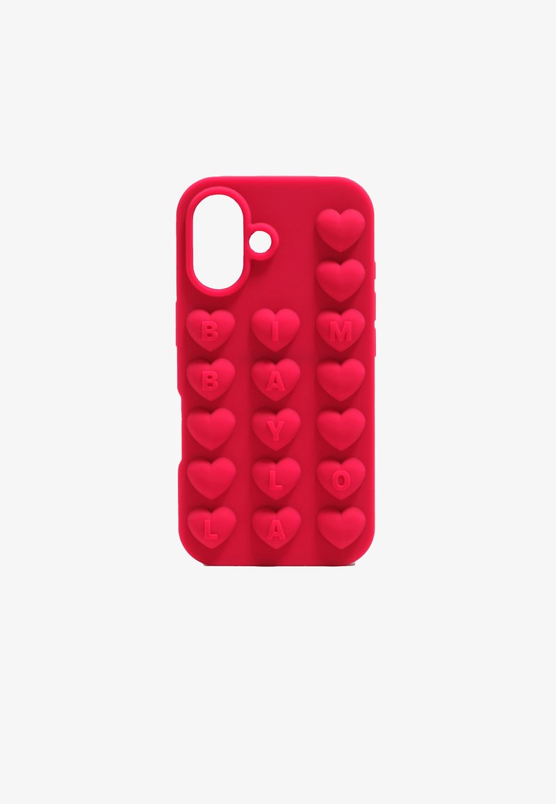 Funda de teléfono de silicona rosa con formas de corazones en relieve y letras en relieve que dicen "BIMBAYLOLA". Corte para acceso a la cámara y botones.