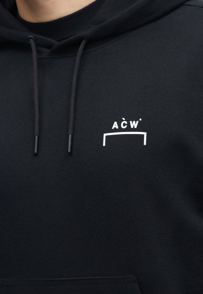 Μαύρο φούτερ με κορδόνια και μικρό λευκό λογότυπο A C W πάνω από μια ορθογώνια γραμμή στην αριστερή πλευρά του στήθους.