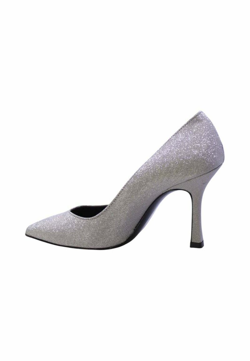 Scarpa con tacco alto in glitter argento, con punta affusolata, design elegante e interno nero. Presenta un tacco sottile e leggere accentuazioni nere.