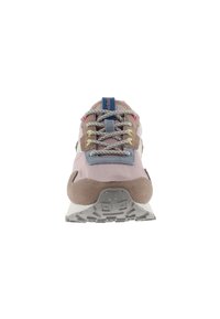 Zapatilla con un diseño en capas que presenta tela rosa, ante gris y acentos en amarillo y rosa; suela de goma texturizada; sistema de cordones prominente.