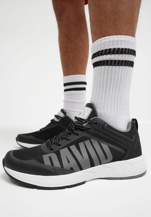 Camp David, Trainers - black