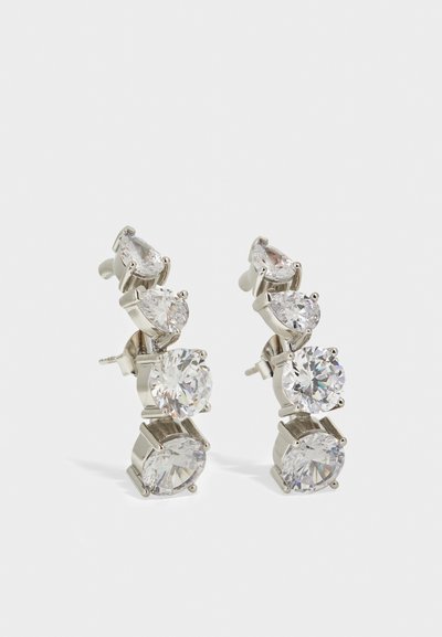 Ασημένια σκουλαρίκια με πέντε διαφανείς, στρογγυλές πέτρες σε ανοδικά μεγέθη, με γυαλιστερή φινίρισμα και ρυθμίσεις με κλιπ.