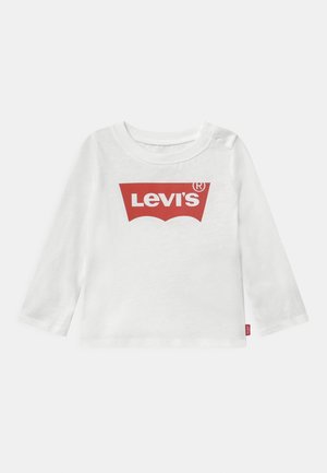 T-shirt bébé manches longues blanc avec logo rouge Levi's imprimé à l'avant et boutons-pression à l'épaule.