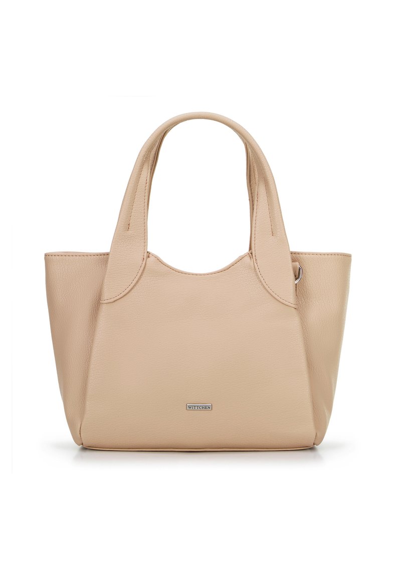 Beige leren tote bag met een gladde textuur, afgeronde bovenkant en korte handvatten. Heeft een klein metallic logo aan de voorkant.