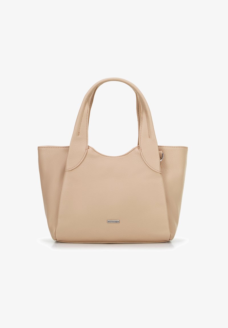 Beige leren tote bag met een gladde textuur, afgeronde bovenkant en korte handvatten. Heeft een klein metallic logo aan de voorkant.