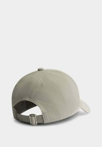 Beige Baumwoll-Baseballcap mit gebogenem Schirm, verstellbarem Riemen mit Metallbeschlägen und glatter Textur. Rückansicht.