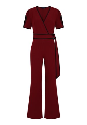 Mono burdeos con diseño envolvente, mangas cortas, ribete negro y un cinturón a juego. Piernas acampanadas y textura de tela suave.