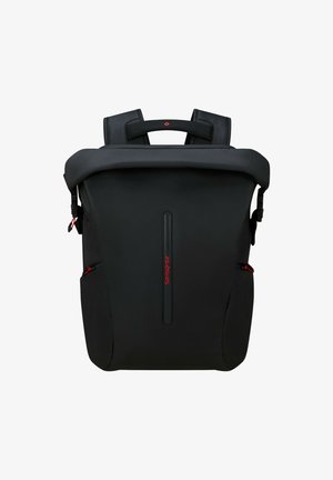 Schwarzer Rolltop-Rucksack mit gepolsterten Schultergurten, Seitentaschen, roten Reißverschlussanhängern und vertikalem roten "Samsonite"-Logo auf der Vorderseite.