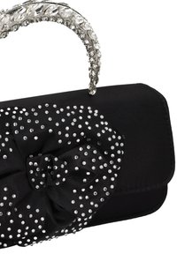 Fekete szatén kézitáska, nagy masnival, amelyet szórt kristályok díszítenek, és egy ékszeres fogantyúval a részletekhez. Téglalap alakú, sima textúrájú.